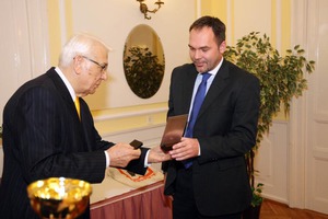 Hagyom�nyokhoz h�ven id�n is d�jazt�k az elm�lt �v legjobbjait. 