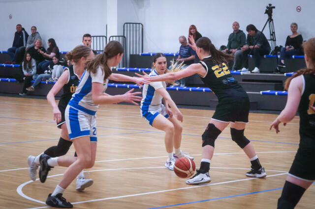 Nagy k�l�nbs�g� veres�ggel kezdt�k a r�j�tsz�st